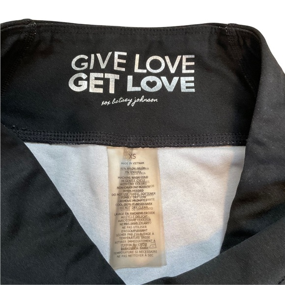 🎉 SALE Betsey Johnson Cropped Performance Leggings - Picture 2 of 5